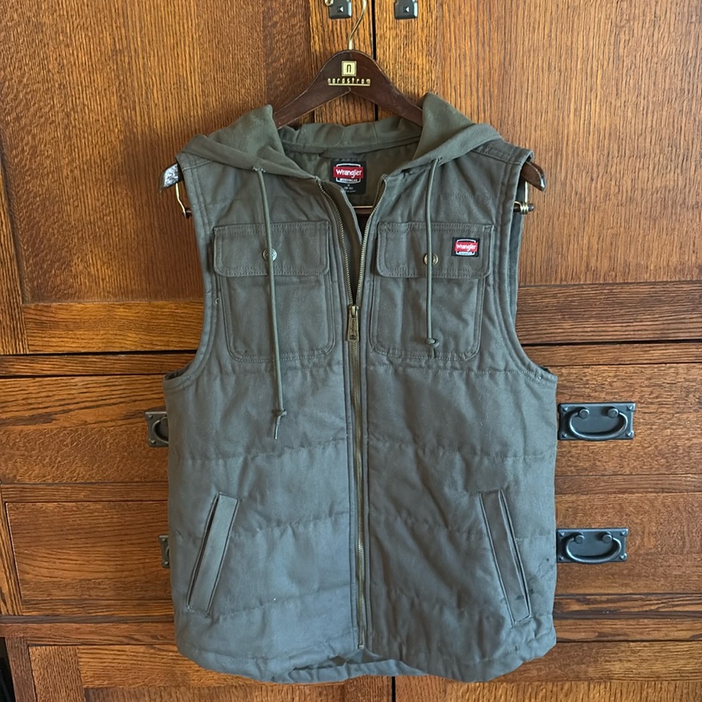 Unisex Olive green Wrangler sleeveless vest/jacket hood  pockets. Size Medium